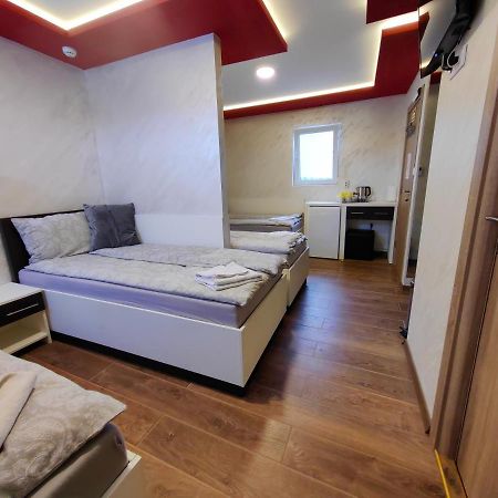 Oldbrick Pub Hotel ซอมโบร์ ภายนอก รูปภาพ