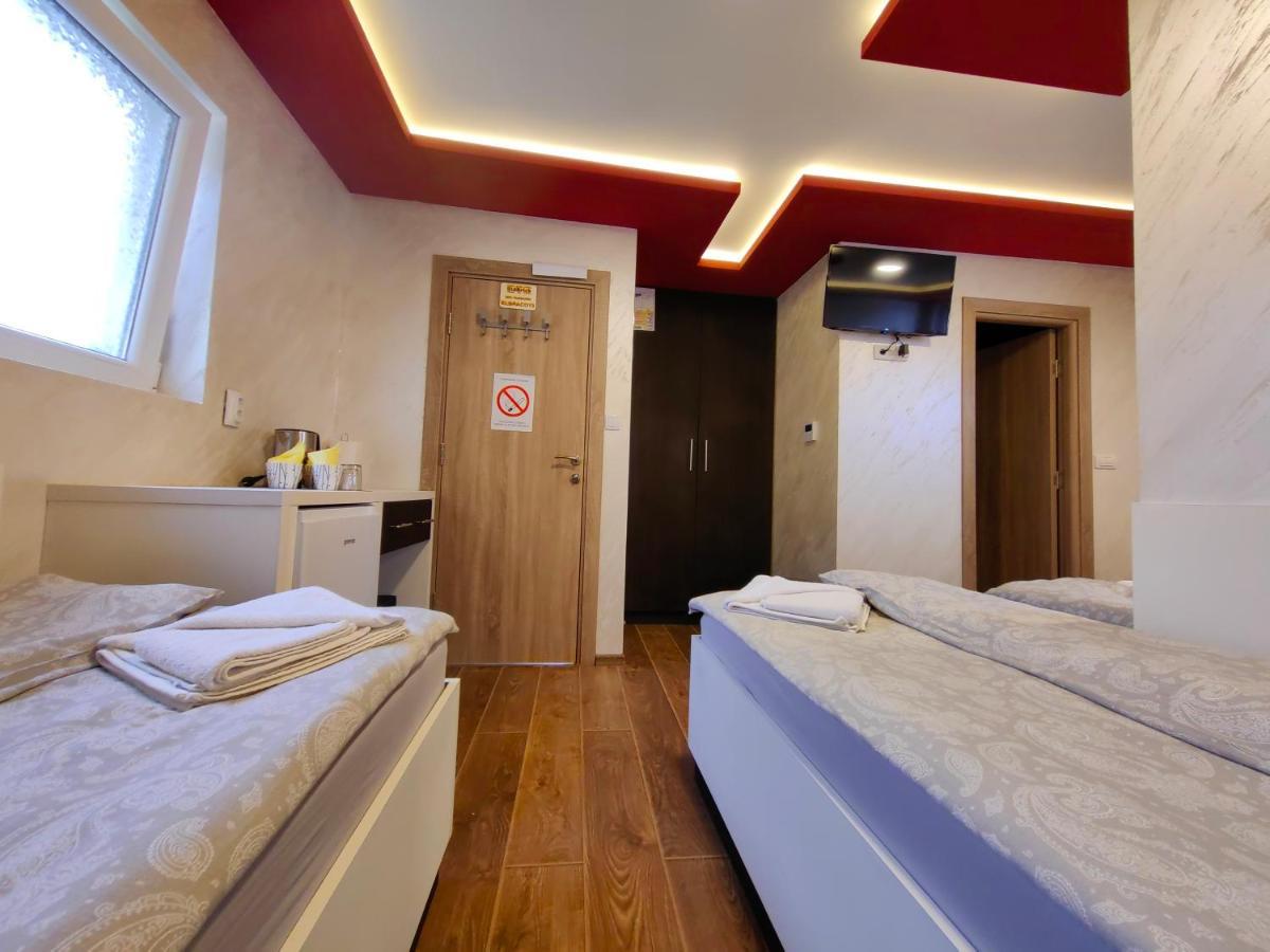 Oldbrick Pub Hotel ซอมโบร์ ภายนอก รูปภาพ