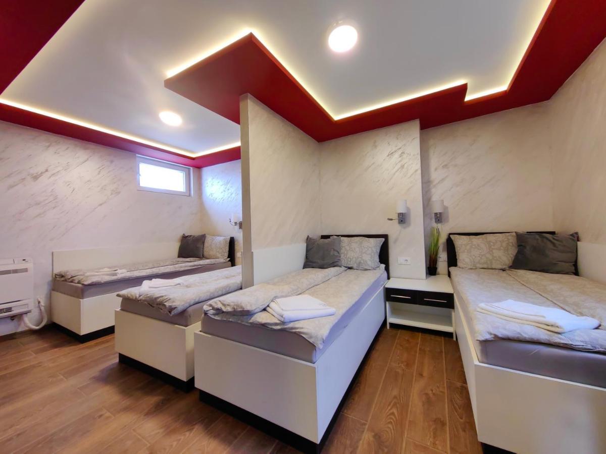 Oldbrick Pub Hotel ซอมโบร์ ภายนอก รูปภาพ