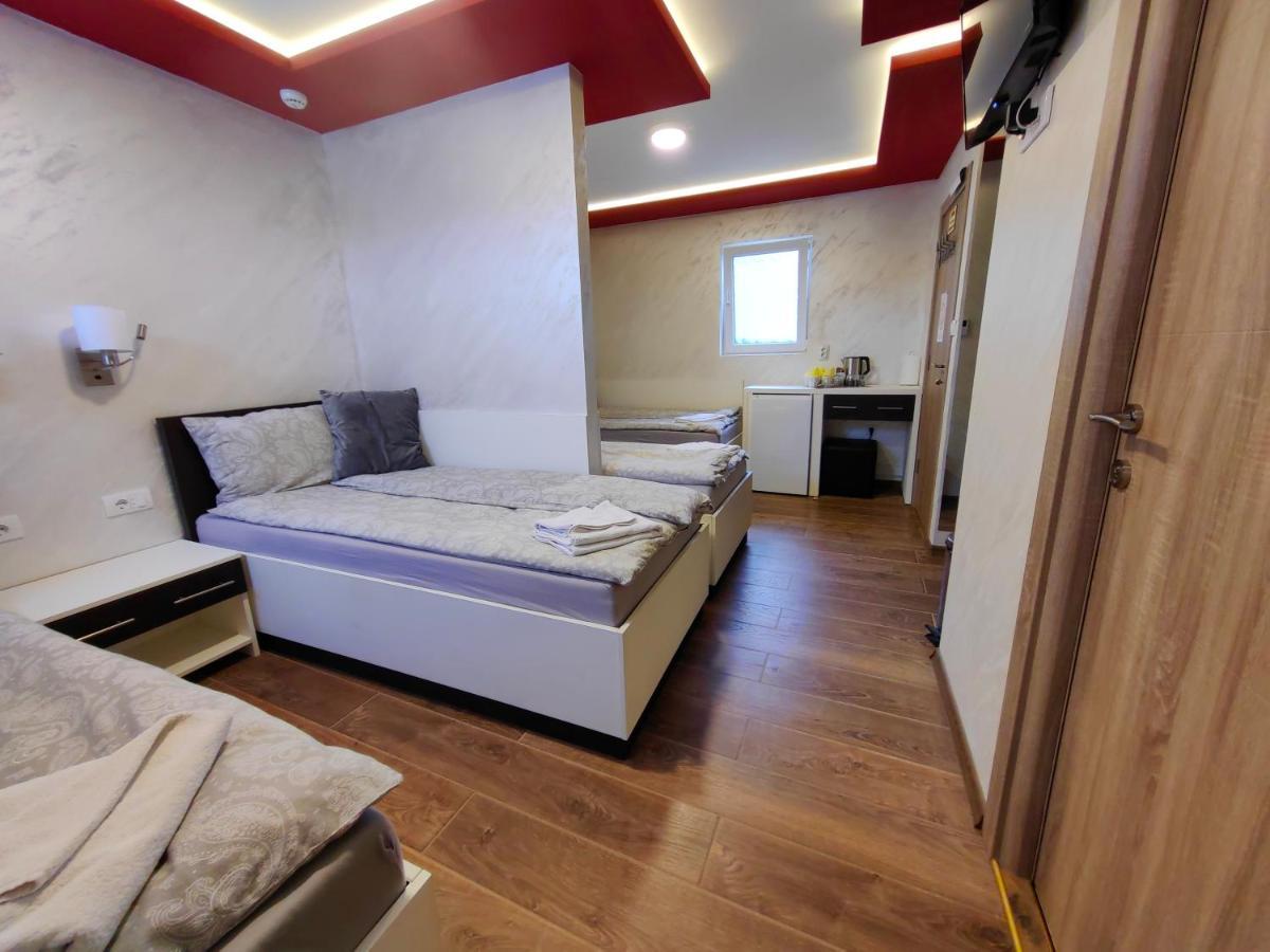 Oldbrick Pub Hotel ซอมโบร์ ภายนอก รูปภาพ