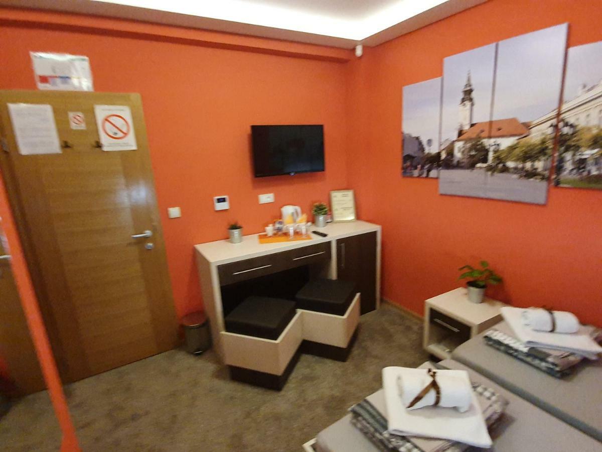 Oldbrick Pub Hotel ซอมโบร์ ภายนอก รูปภาพ