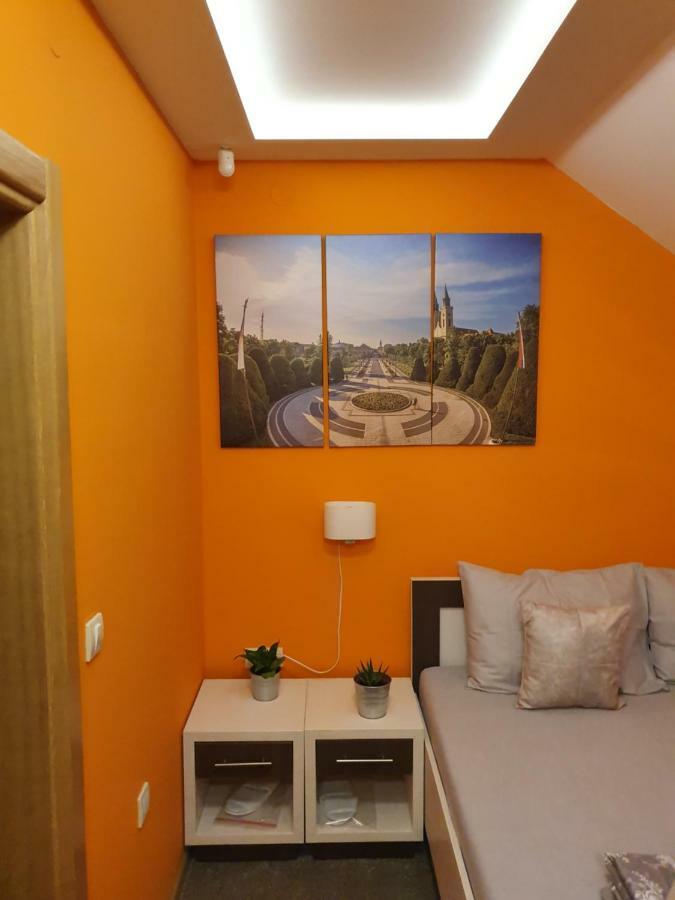 Oldbrick Pub Hotel ซอมโบร์ ภายนอก รูปภาพ