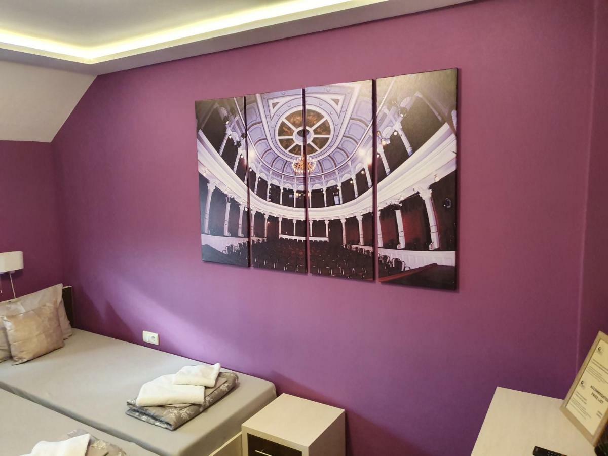 Oldbrick Pub Hotel ซอมโบร์ ภายนอก รูปภาพ