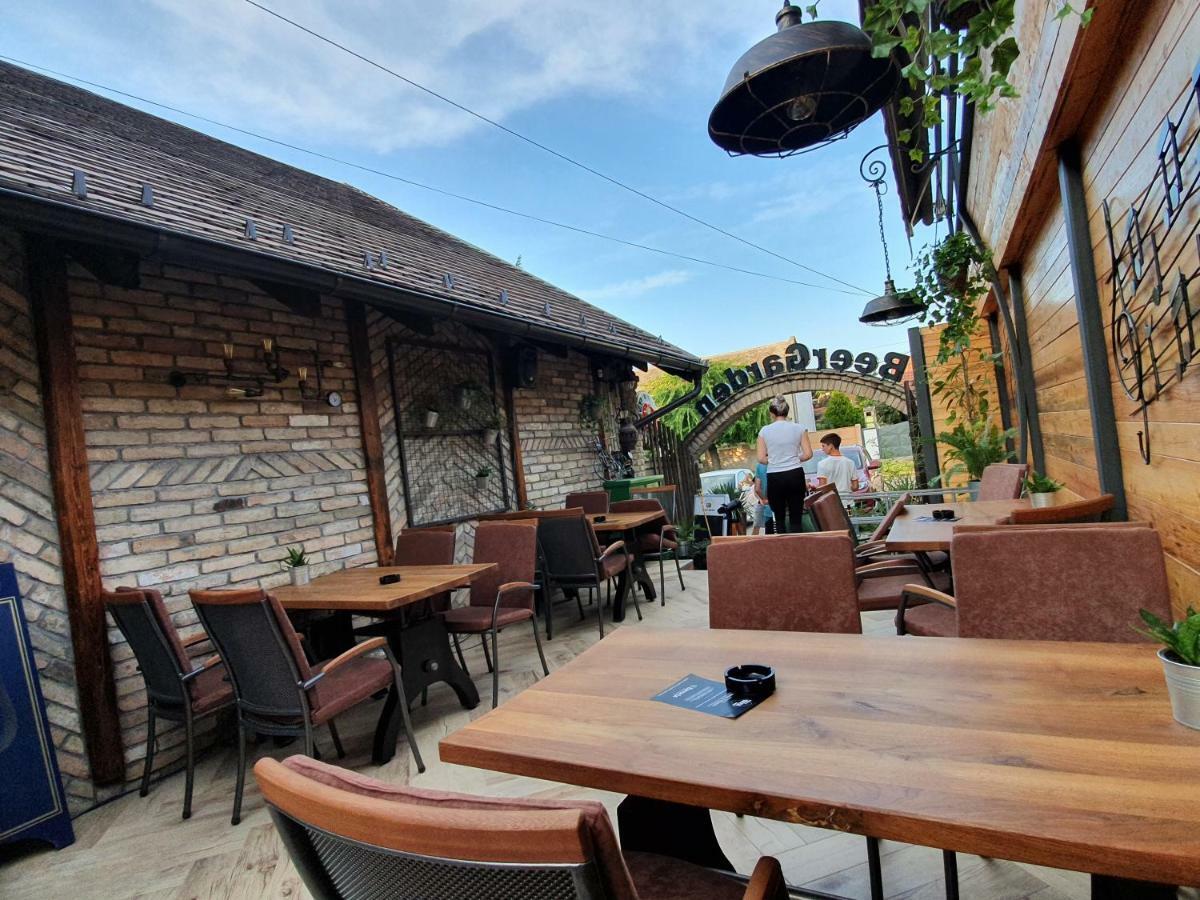 Oldbrick Pub Hotel ซอมโบร์ ภายนอก รูปภาพ