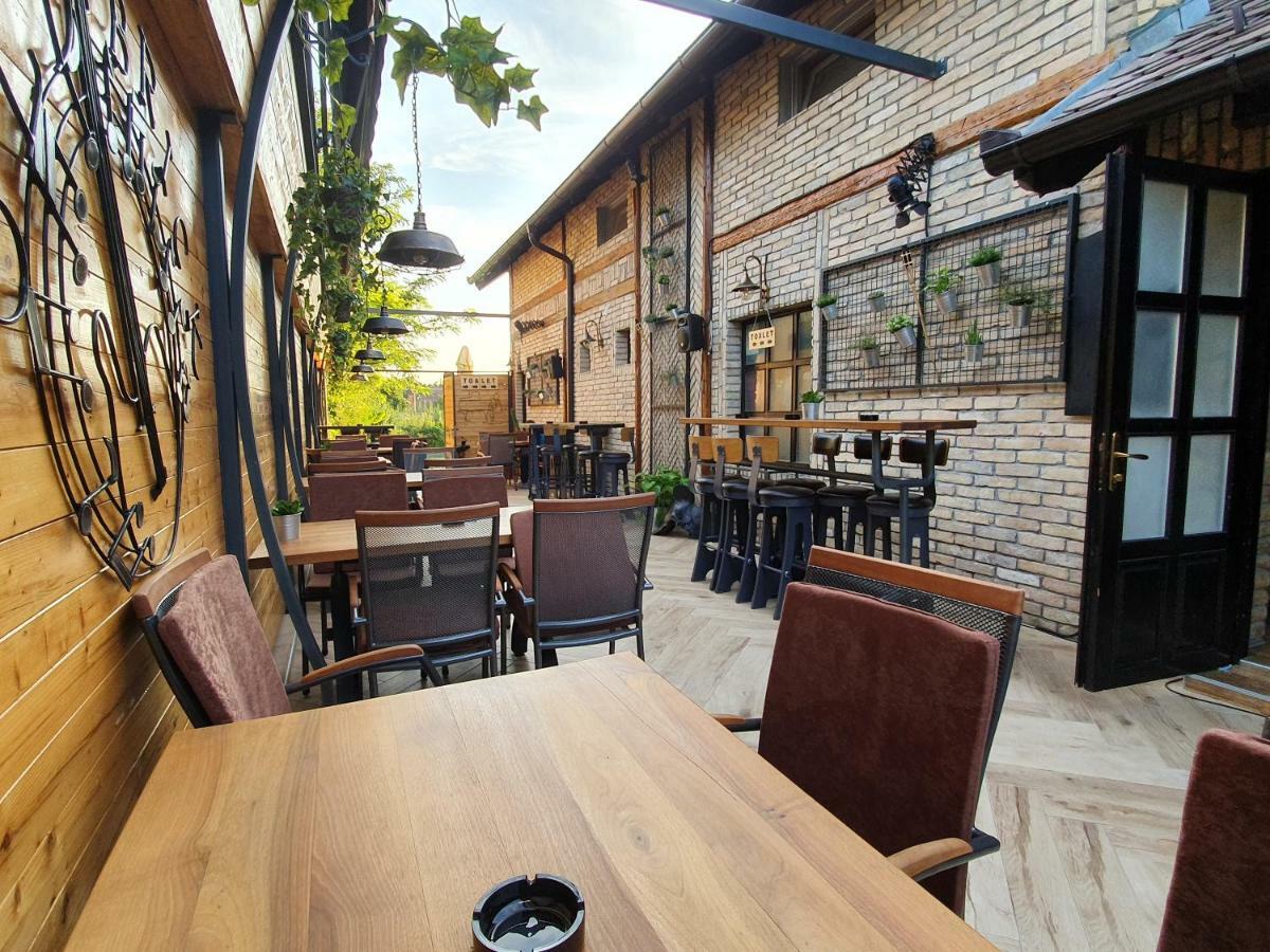 Oldbrick Pub Hotel ซอมโบร์ ภายนอก รูปภาพ