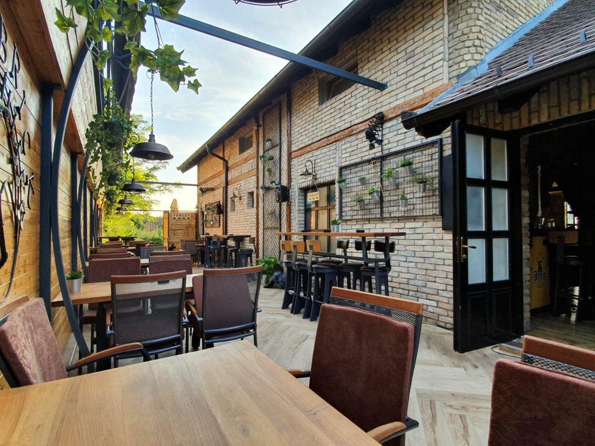 Oldbrick Pub Hotel ซอมโบร์ ภายนอก รูปภาพ