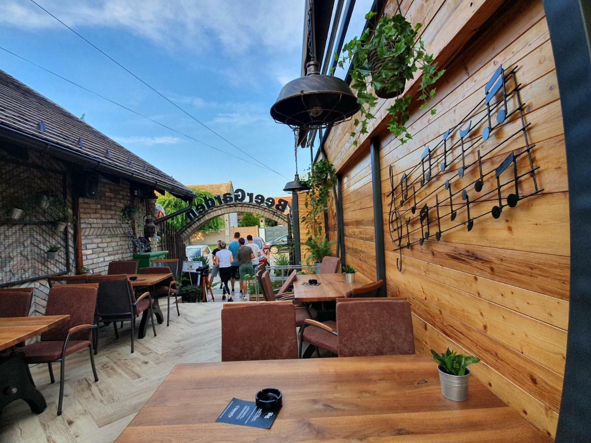 Oldbrick Pub Hotel ซอมโบร์ ภายนอก รูปภาพ
