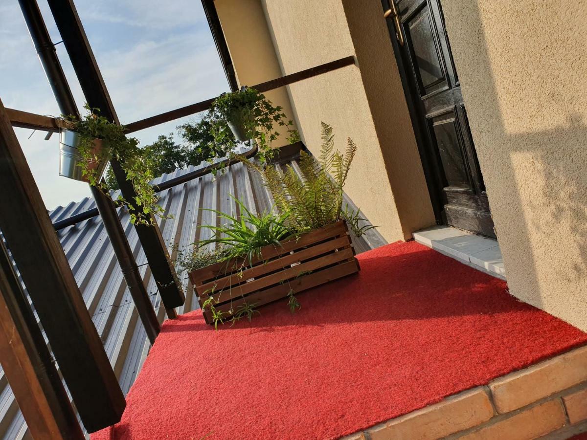 Oldbrick Pub Hotel ซอมโบร์ ภายนอก รูปภาพ