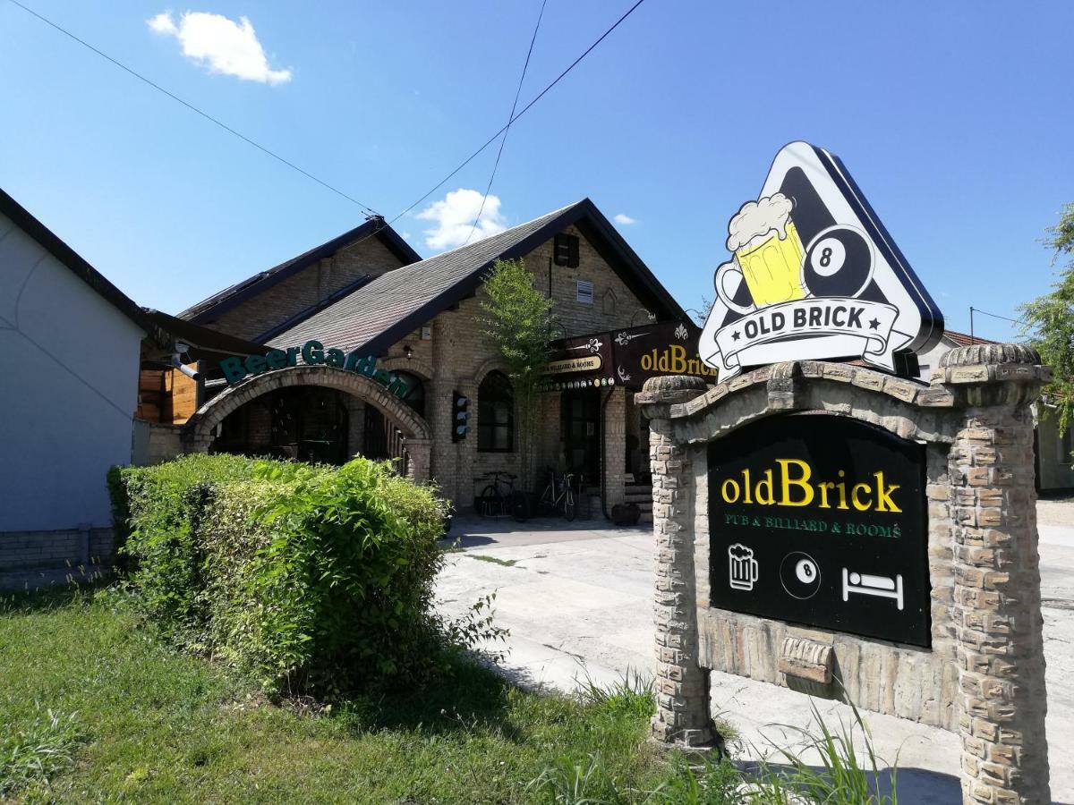 Oldbrick Pub Hotel ซอมโบร์ ภายนอก รูปภาพ
